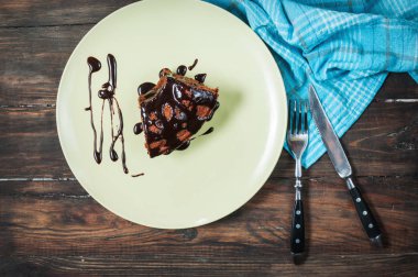 Ahşap masa yakın çekim üzerinde lezzetli çikolatalı kek