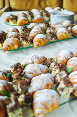 Ürün yelpazesine büfe tablo taze pasta. Kruvasan ve kek