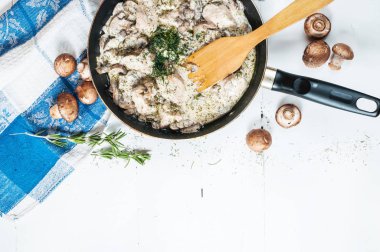 Mantar krema soslu sekmesinde bir Pan ile tavuk göğsü