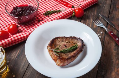 Ahşap bir gemide baharatlarla terbiyeli ızgara sığır eti biftek servis