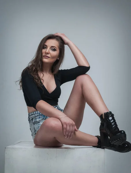 Tam uzunlukta yüksek moda kadın portresi