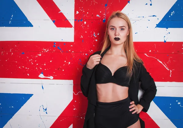 Kaunis muoti tyttö yli Grungy UK Lippu tausta — kuvapankkivalokuva