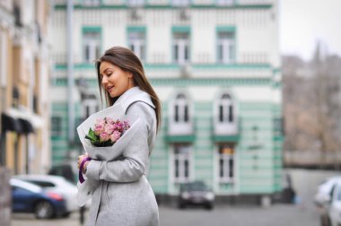 Çiçek buketi City sokak olan güzel kadın. Çok kadın portresi bahar