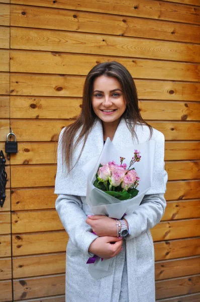 Portrait printanier de Belle jeune femme avec bouquet de fleurs — Photo