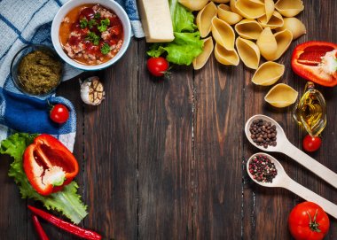 Kıyılmış et ve sebze koyu ahşap arka plan üzerinde ham Conchiglioni.