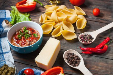 Kıyılmış et ve sebze koyu ahşap arka plan üzerinde ham Conchiglioni.