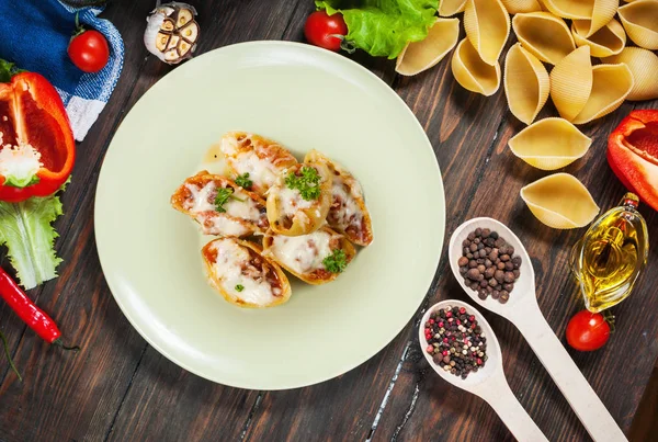 Kıyılmış et ve sebze koyu ahşap arka plan üzerinde ham Conchiglioni.