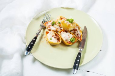 Ricotta peyniri, Mozarella, ve Beyaz ahşap masa üzerinde et dolması Conchigliei makarna