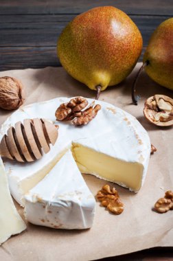 Camembert peyniri ceviz, bal ve armut rustik tablo ile.