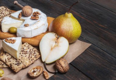 Camembert peyniri ceviz, bal ve armut rustik tablo ile