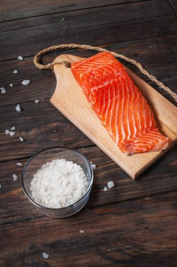 Tuz bir ahşap oyma kurulu ile Somon fileto.