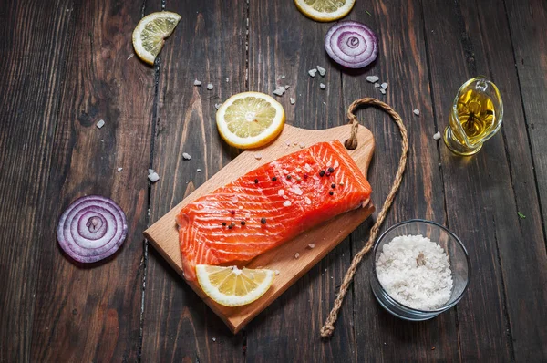Deliziosa porzione di filetto di salmone fresco con erbe aromatiche, spezie e verdure - cibo sano, dieta o concetto di cottura — Foto Stock