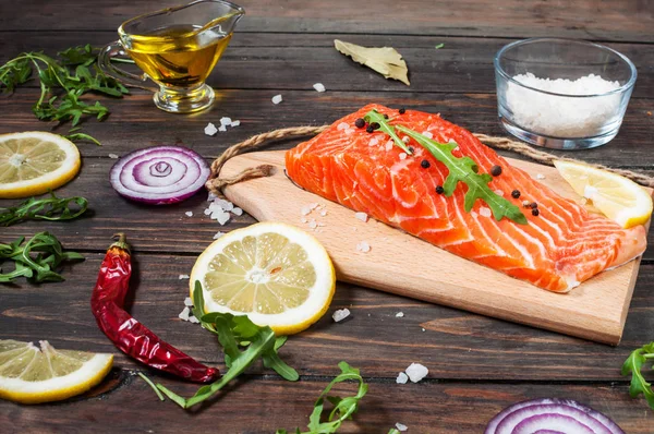 Deliziosa porzione di filetto di salmone fresco con erbe aromatiche, spezie e verdure - cibo sano, dieta o concetto di cottura . — Foto Stock