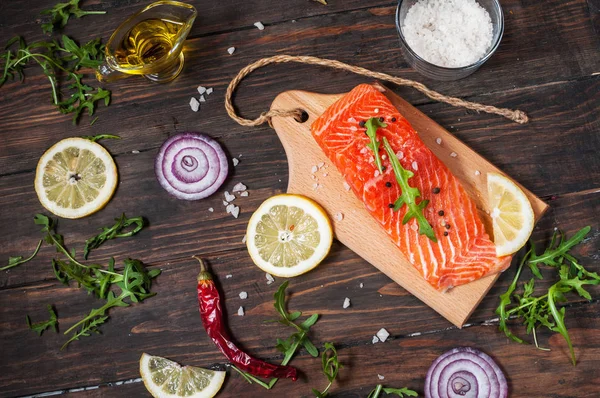 Läckra del av färsk laxfilé med aromatiska örter, kryddor och grönsaker - hälsosam mat, kost eller matlagning koncept — Stockfoto