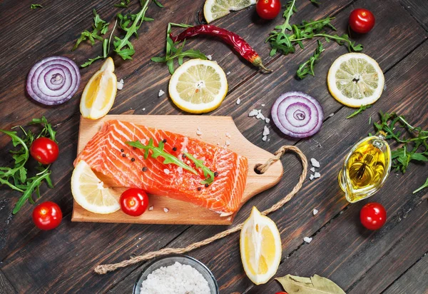 Heerlijke gedeelte van verse zalmfilet met aromatische kruiden, specerijen en groente - gezonde voeding, dieet of koken concept. — Stockfoto