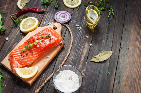 Läckra del av färsk laxfilé med aromatiska örter, kryddor och grönsaker - hälsosam mat, kost eller matlagning koncept. — Stockfoto