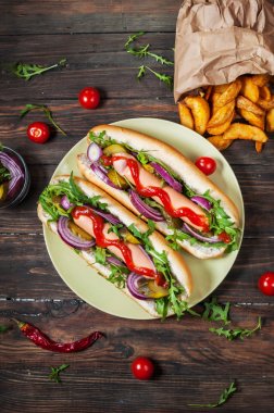 gemide sos ve sosisli patates kızartması ahşap bir masa üzerinde.