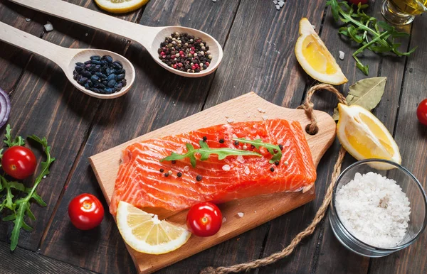 Deliziosa porzione di filetto di salmone fresco con erbe aromatiche, spezie e verdure - cibo sano, dieta o concetto di cottura — Foto Stock