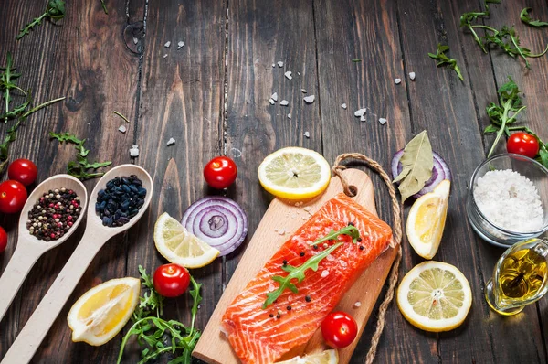 Deliziosa porzione di filetto di salmone fresco con erbe aromatiche, spezie e verdure - cibo sano, dieta o concetto di cottura. Vista dall'alto e copyspace — Foto Stock