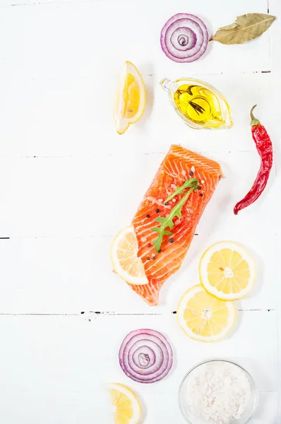 Délicieuse portion de filet de saumon frais aux herbes aromatiques, aux épices et aux légumes - concept d'alimentation saine, de régime alimentaire ou de cuisine . — Photo