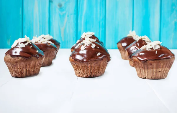 Cupcakes de chocolate sobre fondo grunge de madera blanca —  Fotos de Stock