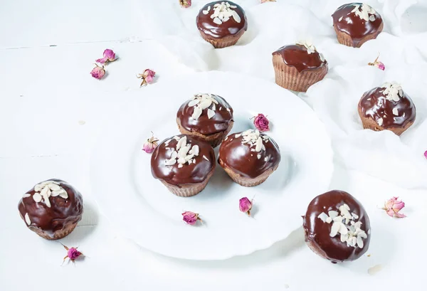 Chocolate cupcakes on grunge white wooden background — Stock Photo, Image