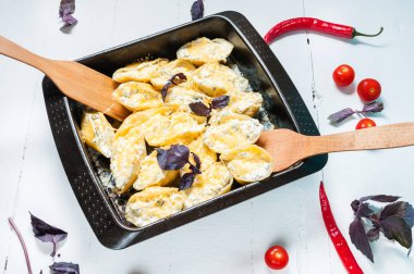 İtalyan makarna Conchiglioni Rigati Beyaz ahşap masa üzerinde peynir ile doldurulmuş