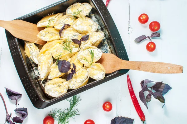 İtalyan makarna Conchiglioni Rigati Beyaz ahşap masa üzerinde peynir ile doldurulmuş