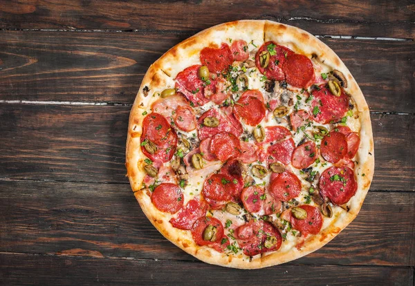 Biberli pizza rustik, vintage tarzı ahşap arka plan üzerinde