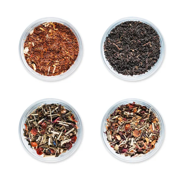 Quatro tigelas com diferentes tipos de chá sobre fundo branco isolado . — Fotografia de Stock