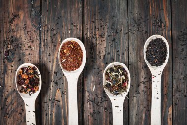 Tahta kaşıklar ahşap masa üzerinde çay çeşitleri