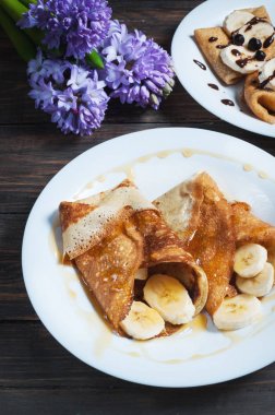 çikolata, bal ve muz ahşap zemin ile Pancakes