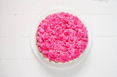 Beyaz ahşap zemin üzerinde pembe kremalı pasta. Pembe pasta.