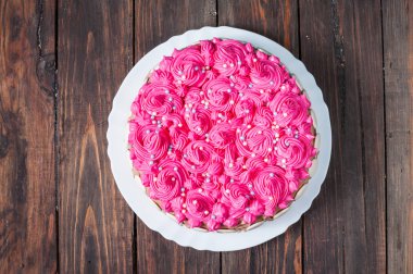 Ahşap arka plan üzerinde pembe kremalı pasta. Pembe pasta. Üstten Görünüm.