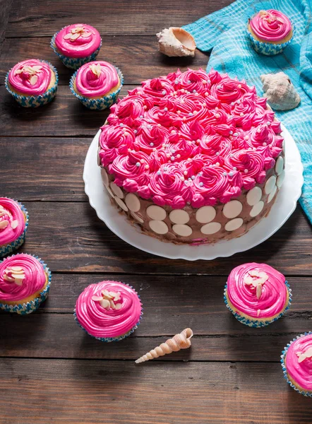 케이크와 소박한 나무 바탕에 핑크 크림 컵 케이크. — 스톡 사진