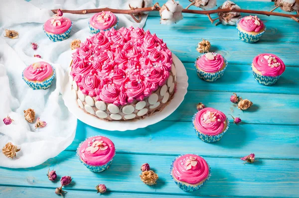 케이크 고 푸른 나무 바탕에 핑크 크림 컵 케이크. 핑크 케이크. — 스톡 사진