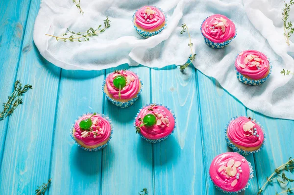 푸른 나무 바탕에 화려한 핑크 컵 케이크 — 스톡 사진