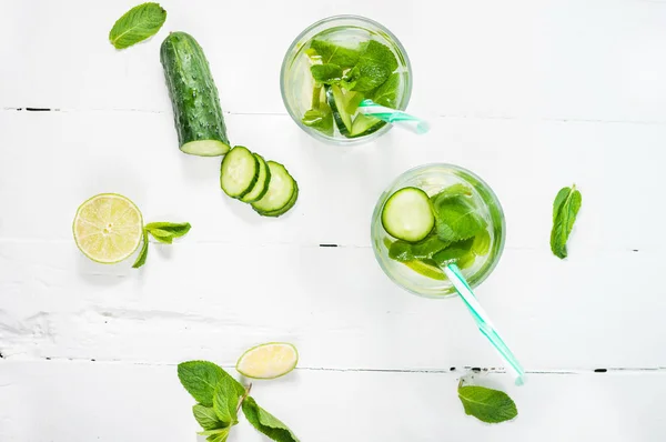 Detoks su soğuk ve ferahlatıcı limon, nane ve salatalık bir cam ahşap arka plan üzerinde infüzyon
