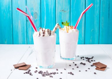 Beyaz ahşap masa çikolata ile ev yapımı muzlu süt