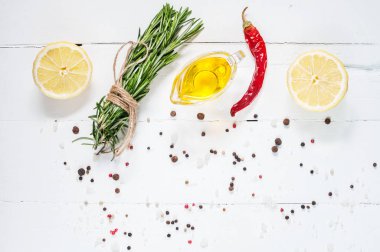 Yemek pişirmek için malzemeler. Baharat otlar ve biberiye. Gıda arka plan üzerinde beyaz ahşap masa. Üstten Görünüm