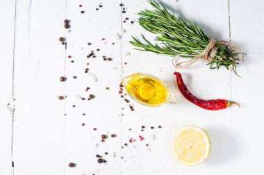 Yemek pişirmek için malzemeler. Baharat otlar ve biberiye. Gıda arka plan üzerinde beyaz ahşap masa. Üstten Görünüm