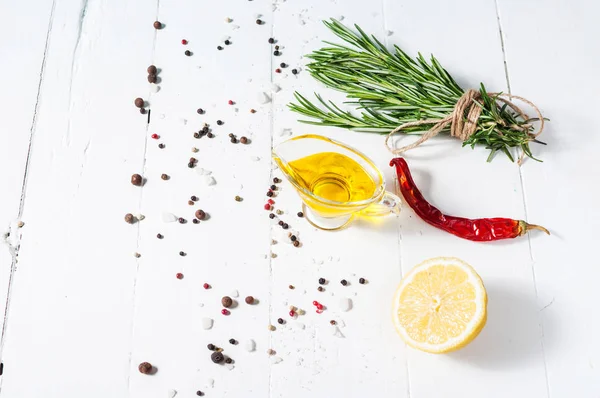 Ingredientes para cocinar. Especias hierbas y romero. Fondo alimenticio sobre mesa de madera blanca. Vista superior — Foto de Stock