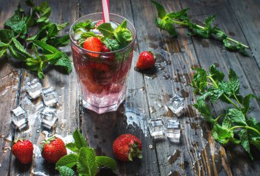 Çilek mojito ve malzemelerin rustik arka plan üzerine