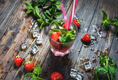 Çilek mojito ve malzemelerin rustik arka plan üzerine