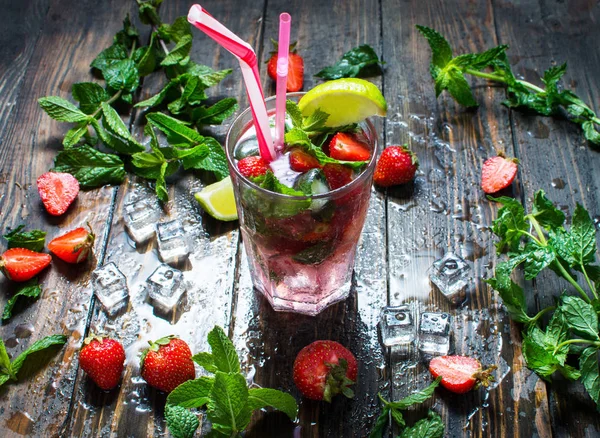 Çilek mojito ve malzemelerin rustik arka plan üzerine