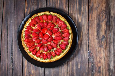 Çilek Cheesecake, biyo ev yapımı çilek Bahçe ahşap arka plan üzerinde