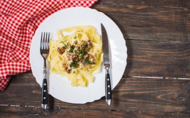 rustik ahşap masa, gıda yakın çekim üzerinde mantar soslu makarna