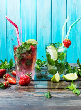 Mojito kireç ve çilek kokteyller ile ahşap arka plan ayarla