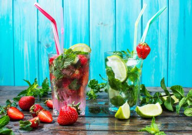 Mojito kireç ve çilek kokteyller ile ahşap arka plan ayarla