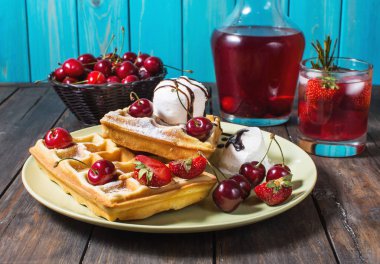 Dondurma, çikolata sos ve taze çilek ile tabak Belçikalı waffle